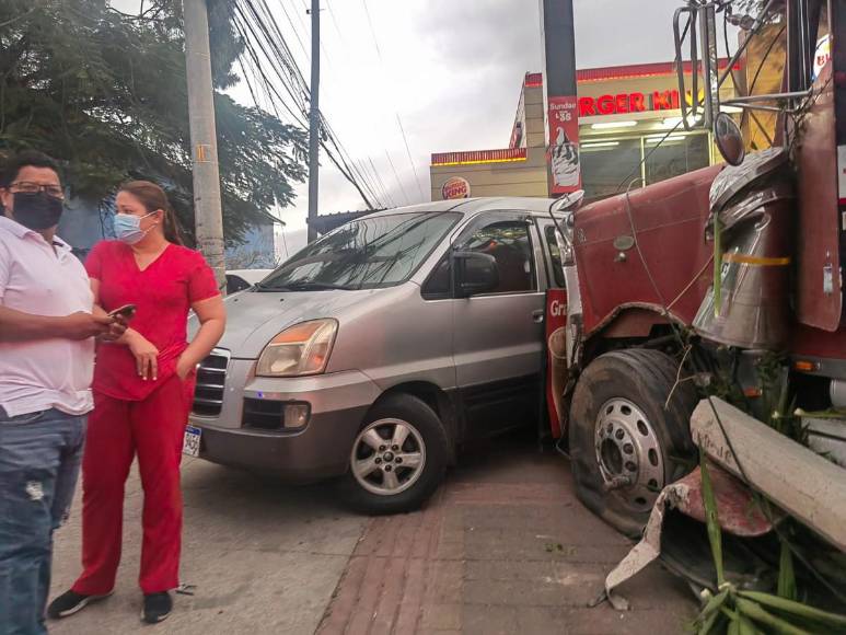 Fotos de la múltiple colisión en el bulevar Suyapa de la capital