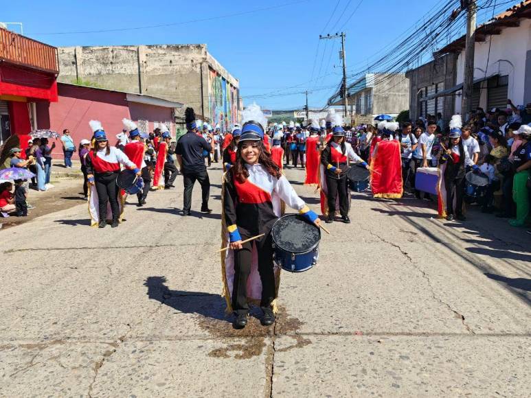 Hermosas palillonas engalanan los desfiles patrios en Choluteca