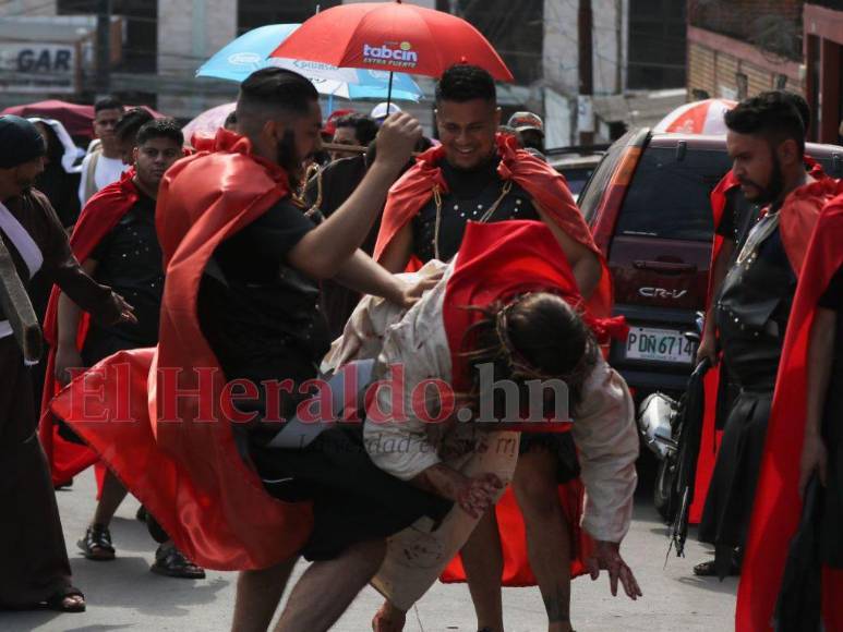 Las impresionantes imágenes del Vía Crucis de la iglesia El Calvario de Comayagüela