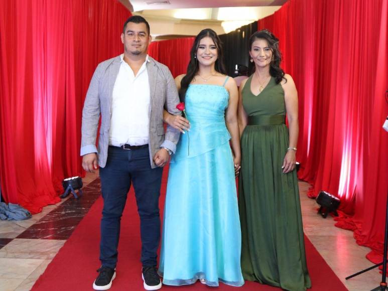 Prom 2024 de la England School, una velada investida de elegancia