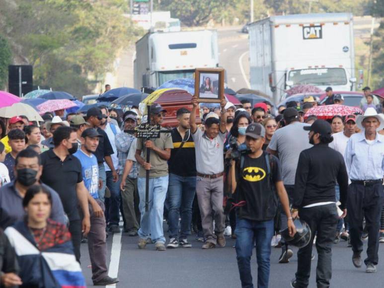 Cargando su foto, así fue la caminata para despedir a Ana Hernández