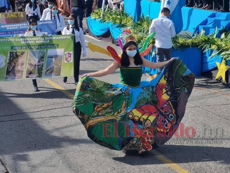Color, cultura y creatividad: Los mejores trajes típicos de los desfiles patrios (Fotos)