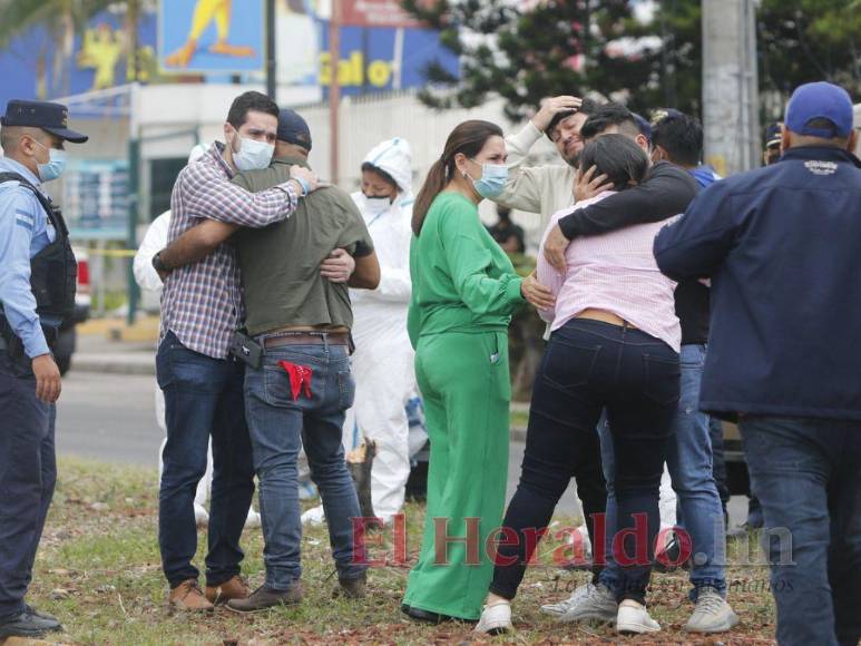 Las dramáticas imágenes que dejó la masacre de cuatro jóvenes afuera de discoteca del bulevar Morazán