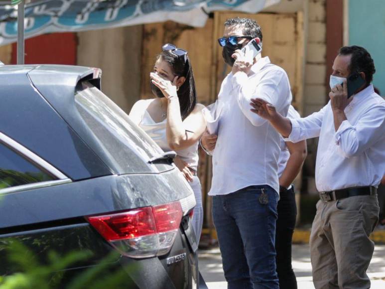 Ataúdes sellados, luto y consternación: así fue el retiro de los cadáveres de los jóvenes asesinados tras mudanza