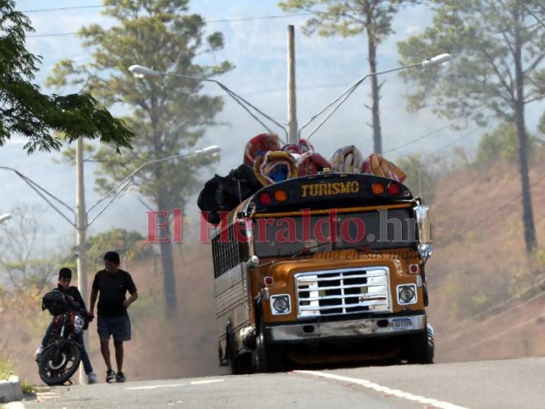 Con luto, en medio de accidentes y bajo el sol, veraneantes retornan a la capital (FOTOS)