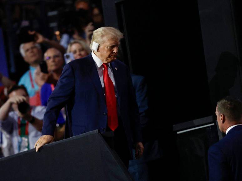 Entre aplausos y con la oreja vendada: Trump asiste a convención republicana