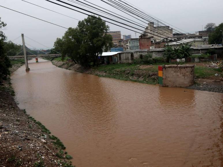 Los ríos de la capital permanecen en calma pese a fuertes lluvias