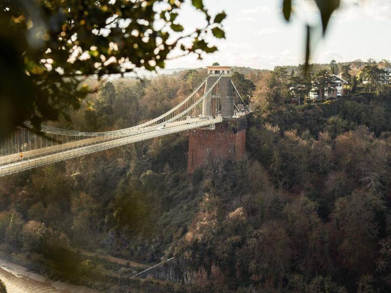 Le dieron alojamiento y los mató: hallan restos de pareja en maleta en puente de Londres