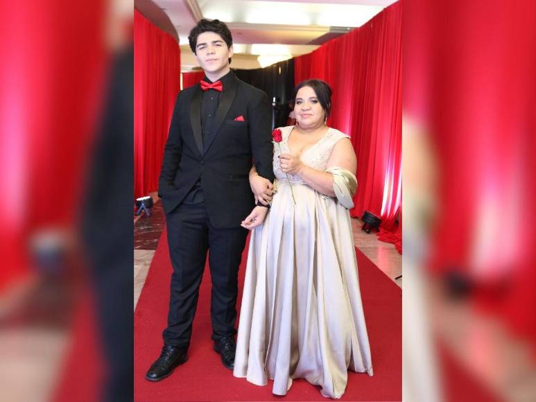 Prom 2024 de la England School, una velada investida de elegancia