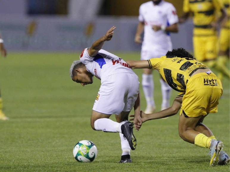 Lluvia de amarillas, polémica y crisis aurinegra: las imágenes del triunfo de Olimpia sobre Real España