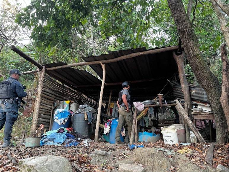 Así era el campamento de la Pandilla 18 en El Merendón; tenían indumentaria policial