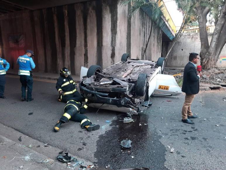 Los destrozos del taxi que “voló” desde puente en barrio Guadalupe y dejó cuatro heridos