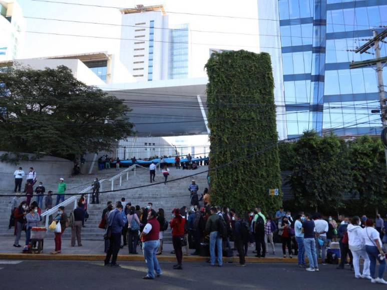 Las imágenes que dejó la protesta del personal de salud en el CCG para exigir reajuste salarial