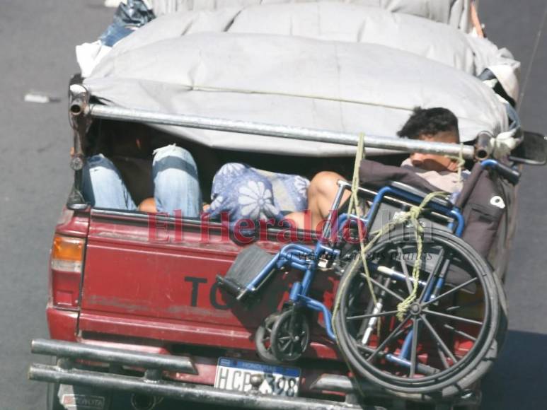 Con luto, en medio de accidentes y bajo el sol, veraneantes retornan a la capital (FOTOS)