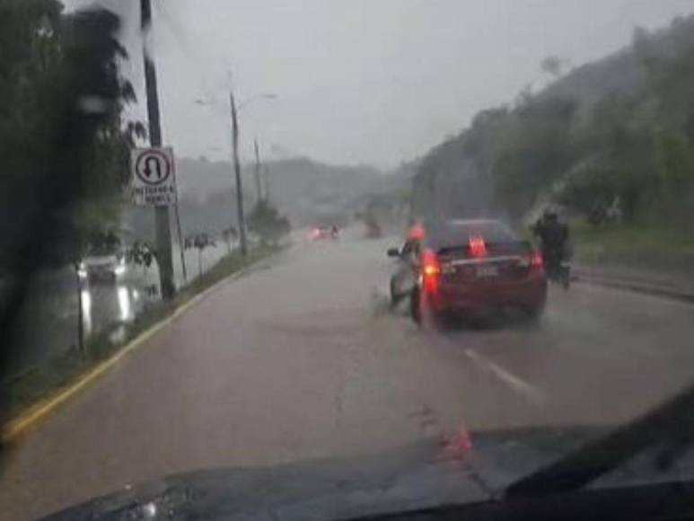Calles inundadas, autos atrapados y daños por lluvias en la capital