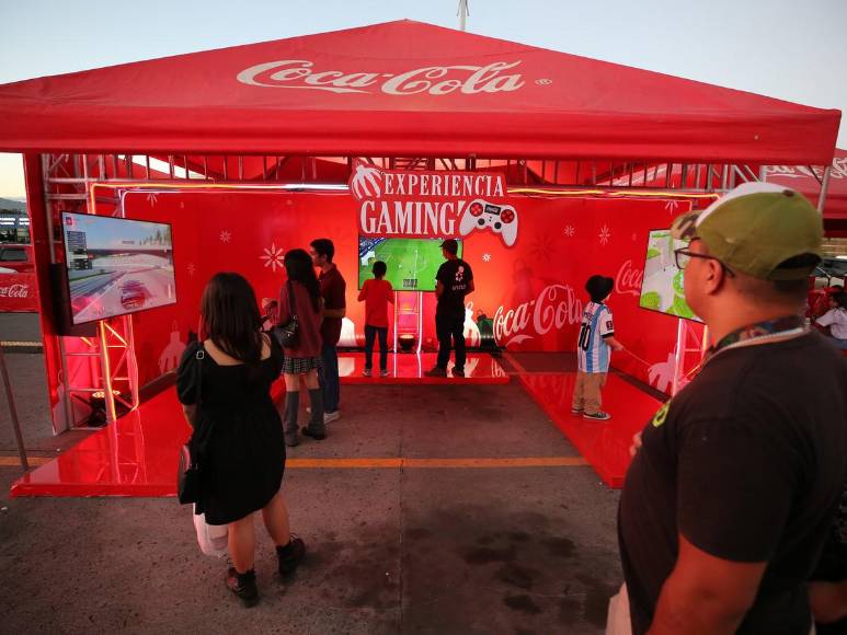 Mágica caravana navideña de la Coca Cola recorre la capital