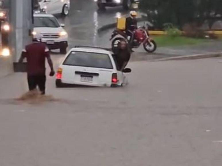 Calles inundadas, autos atrapados y daños por lluvias en la capital