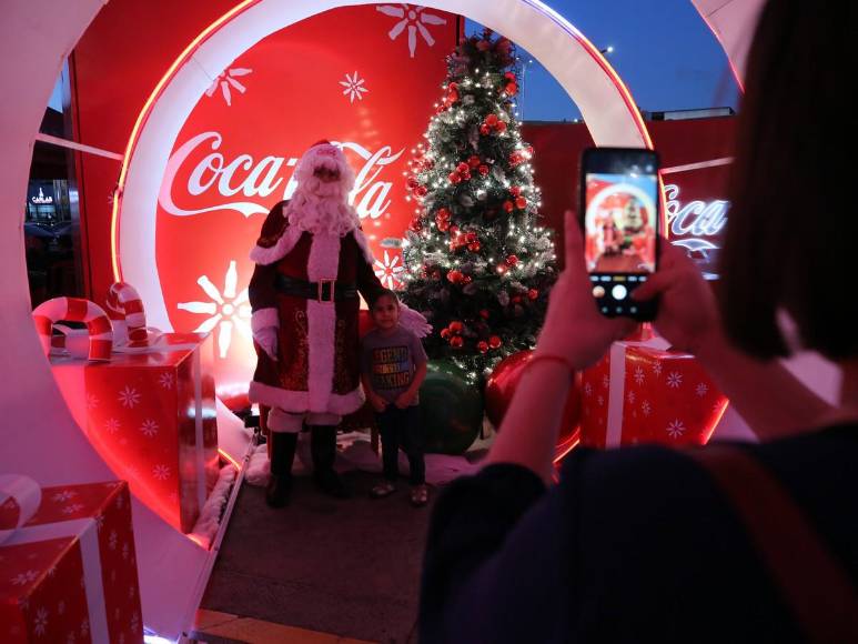 Mágica caravana navideña de la Coca Cola recorre la capital
