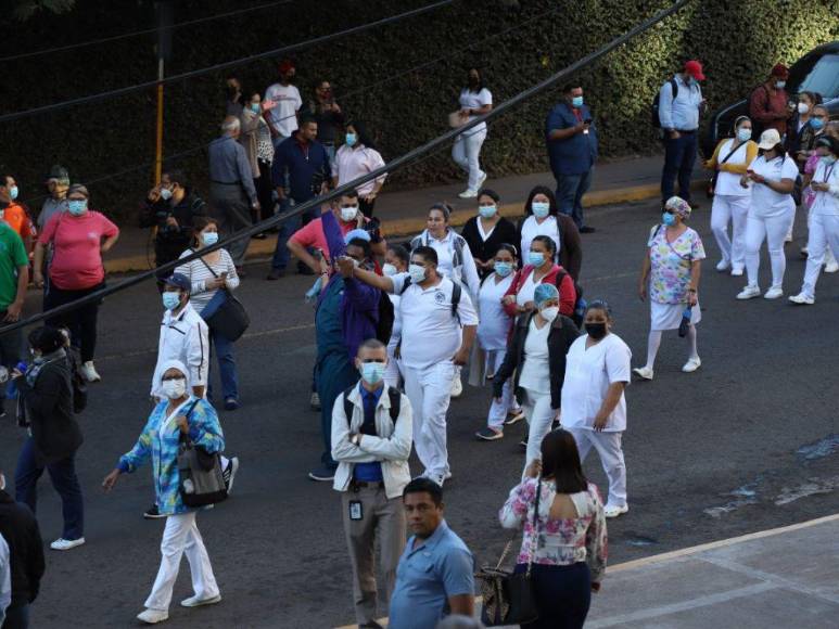 Las imágenes que dejó la protesta del personal de salud en el CCG para exigir reajuste salarial