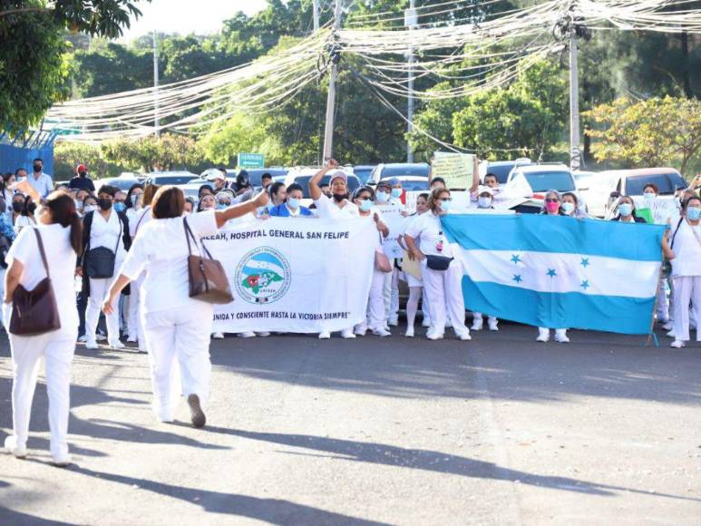 Las imágenes que dejó la protesta del personal de salud en el CCG para exigir reajuste salarial