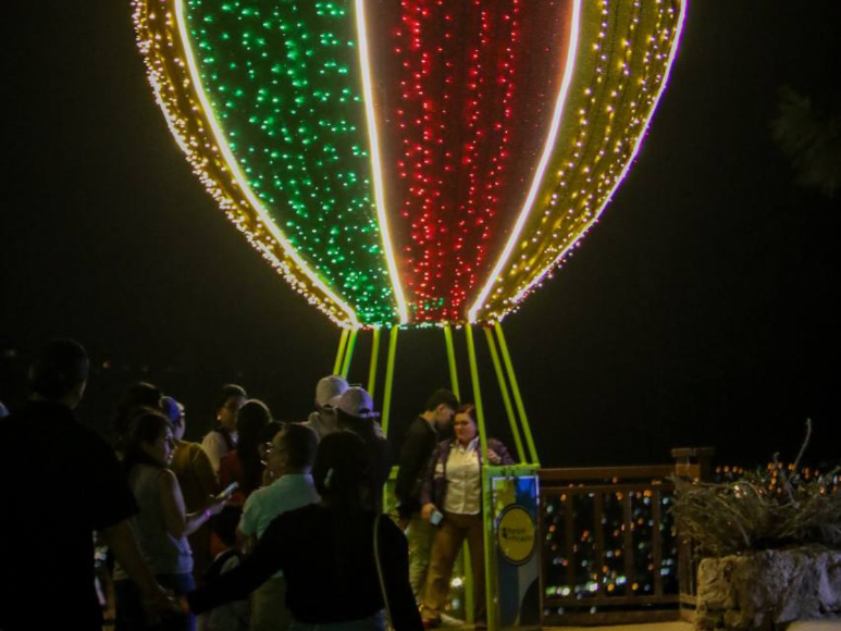 Luces navideñas adornan las noches en El Picacho