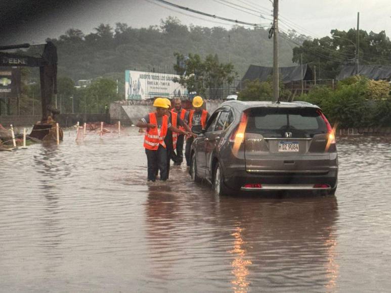 Calles inundadas, autos atrapados y daños por lluvias en la capital