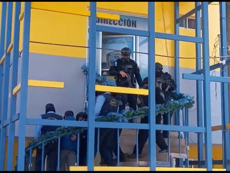 Bajo fuerte resguardo policial y en caravana: así fue el traslado del exdiputado Midence Oquelí a la CSJ