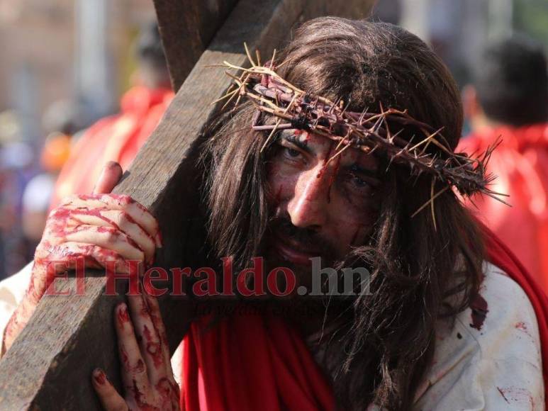 Las impresionantes imágenes del Vía Crucis de la iglesia El Calvario de Comayagüela