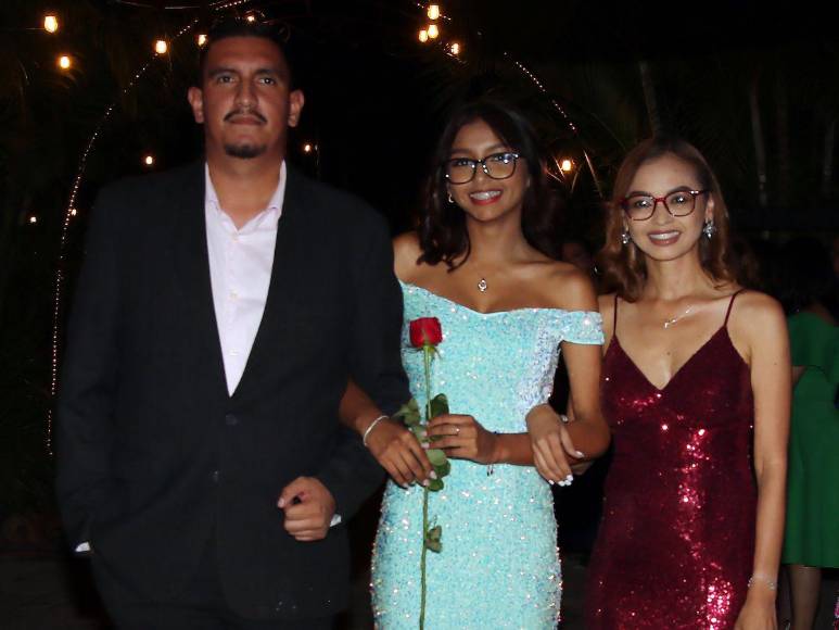 Prom Night 2024 de la Saint John’s Academy: Una noche de elegancia y triunfos