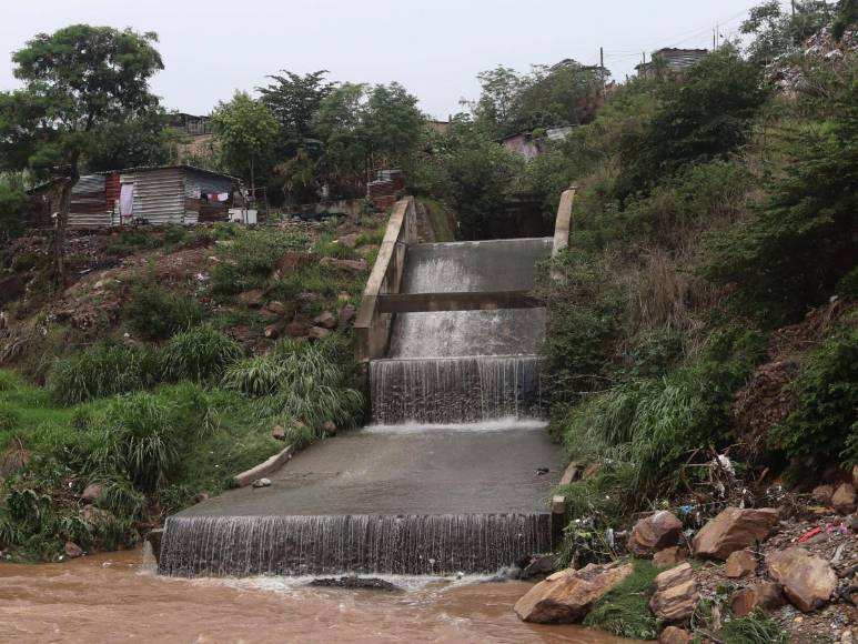 Los ríos de la capital permanecen en calma pese a fuertes lluvias