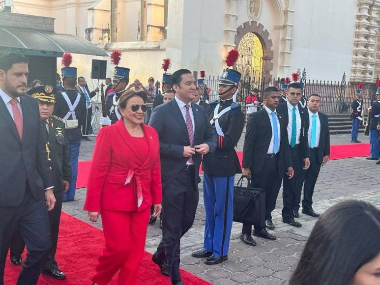 Sobrio y elegante: presidenta Xiomara Castro elige un look rojo para celebrar el 15 de septiembre