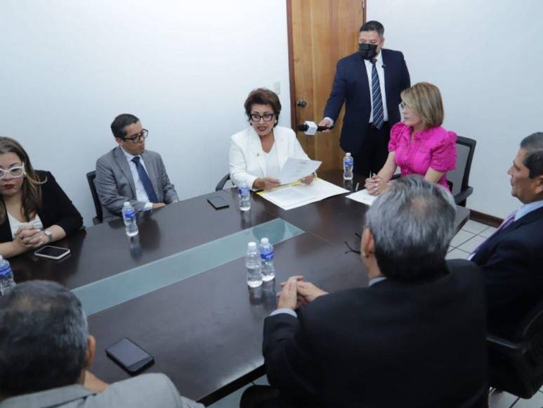 Con una mujer y cuatro hombres: Junta Proponente entrega nómina final de cinco candidatos a fiscal general y adjunto