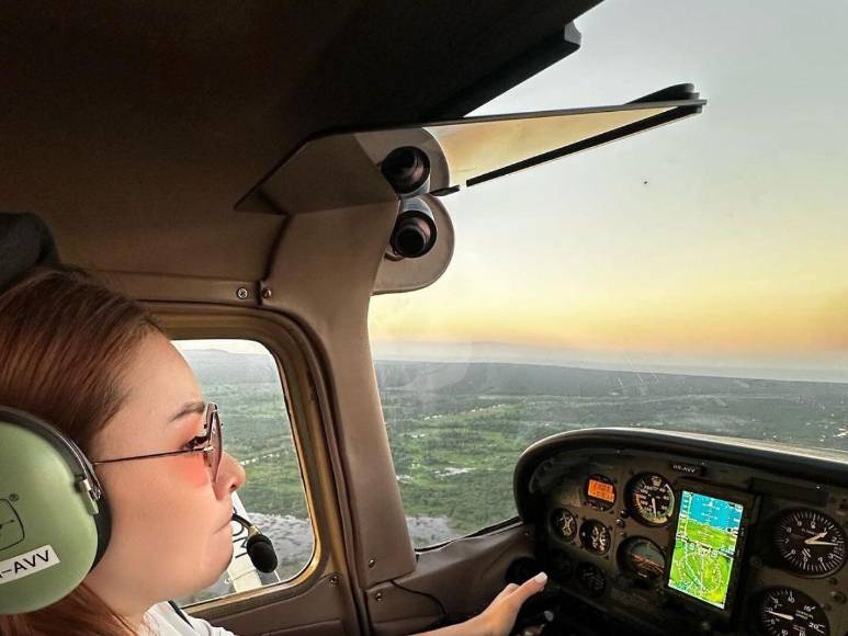 Jennifer Aplícano sorprende al pilotar una aeronave por primera vez
