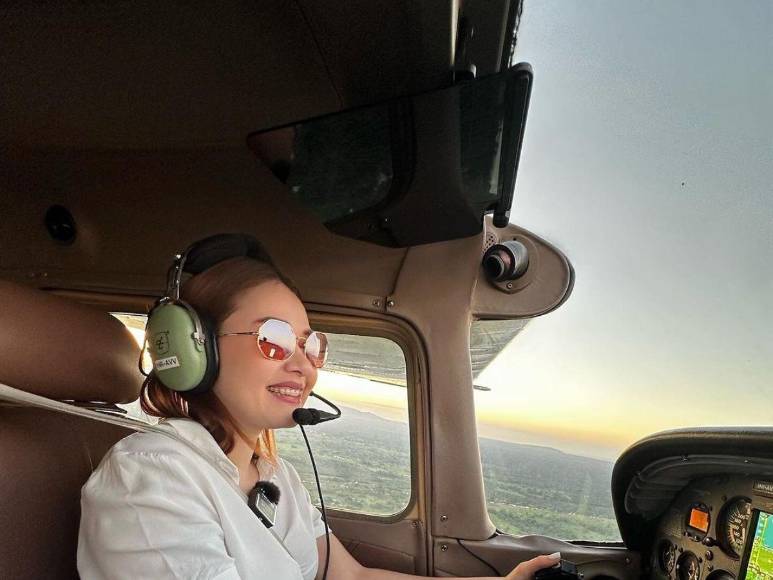 Jennifer Aplícano sorprende al pilotar una aeronave por primera vez