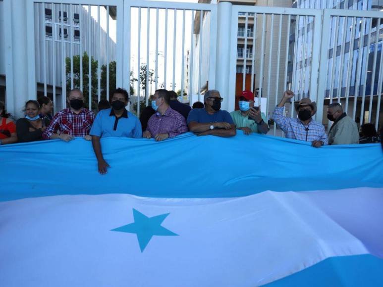 Las imágenes que dejó la protesta del personal de salud en el CCG para exigir reajuste salarial