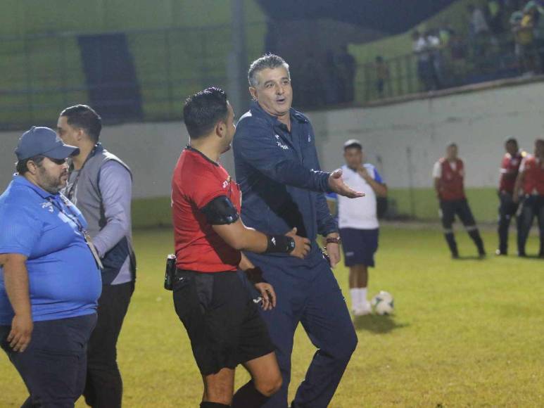 ¡Le sacaron amarilla! Así fue el debut de Diego Vázquez con Motagua