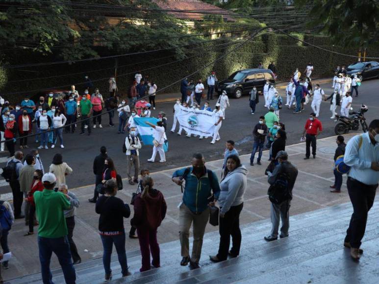 Las imágenes que dejó la protesta del personal de salud en el CCG para exigir reajuste salarial