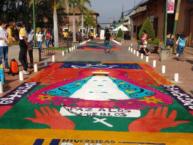 Comayagua viste de arte el Viernes Santo con las alfombras de aserrín (Fotos)