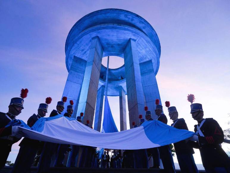 Las imágenes que dejó el izamiento de la Bandera Nacional que inauguró las fiestas patrias 2024