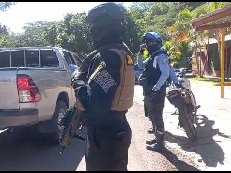 Bajo fuerte resguardo policial y en caravana: así fue el traslado del exdiputado Midence Oquelí a la CSJ