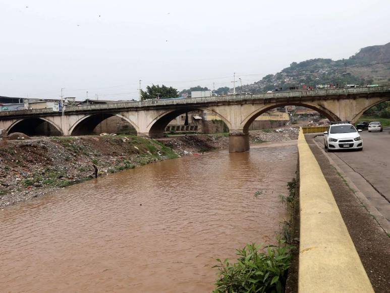 Los ríos de la capital permanecen en calma pese a fuertes lluvias