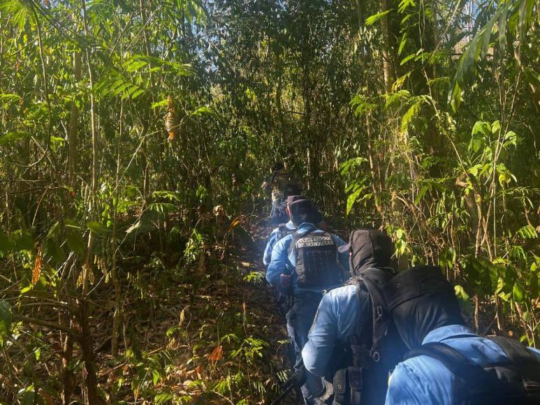 Así era el campamento de la Pandilla 18 en El Merendón; tenían indumentaria policial