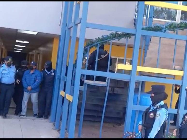 Bajo fuerte resguardo policial y en caravana: así fue el traslado del exdiputado Midence Oquelí a la CSJ