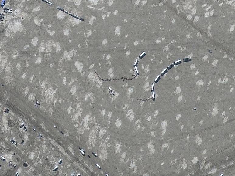 Una persona murió y miles quedaron atrapadas: el festival de Burning Man que se convirtió en un infierno