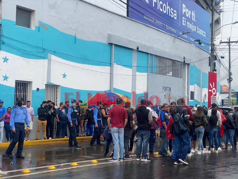 ¡Muestra de fidelidad! Afición de Motagua abarrota el Nacional pese a lluvias y una alerta amarilla