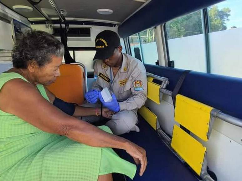 Labores de rescate y atención a heridos tras naufragio cerca de Roatán