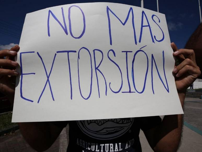 “Ya no más muertes”: Cansados de la extorsión transportistas protestan en calles de la capital