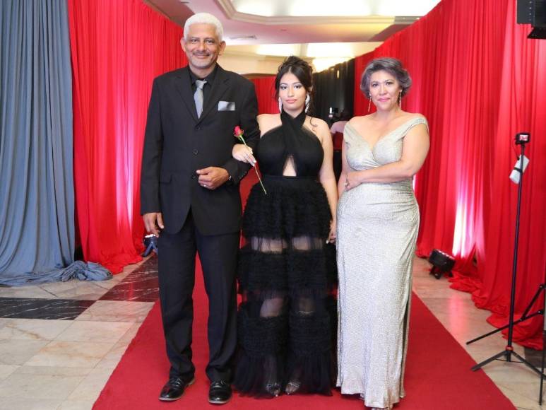 Prom 2024 de la England School, una velada investida de elegancia