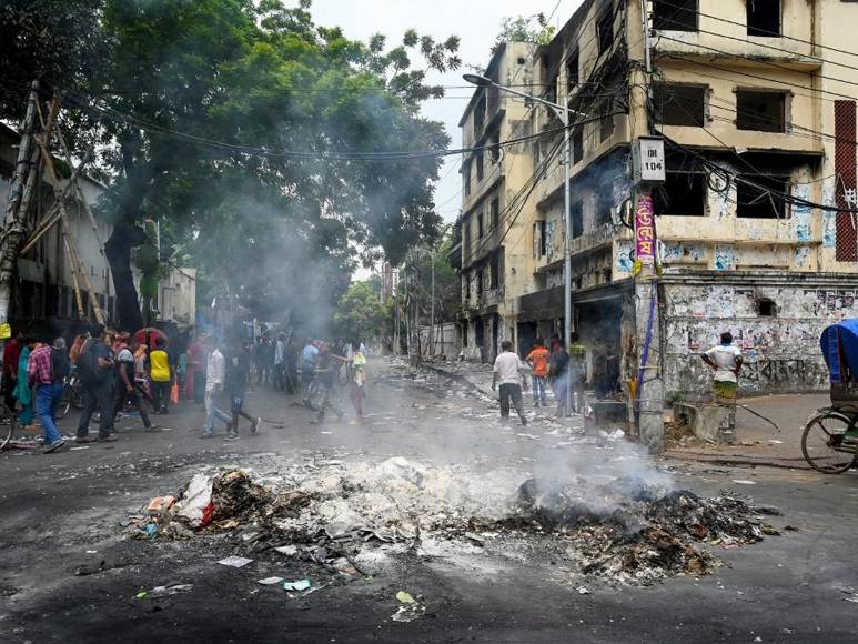 Más de 100 muertos y un nuevo gobierno: las imágenes tras el derrocamiento en Bangladés