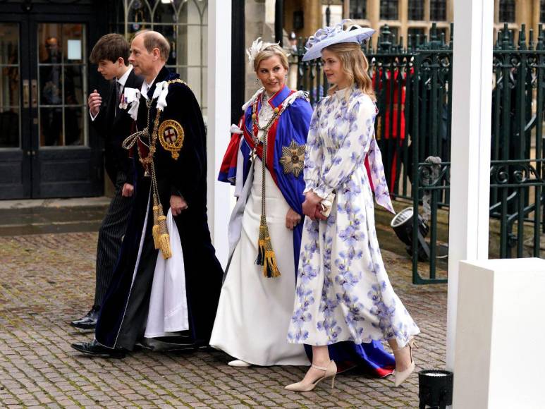 Sin coronas y colores pasteles: los mejores looks de la coronación de Carlos III